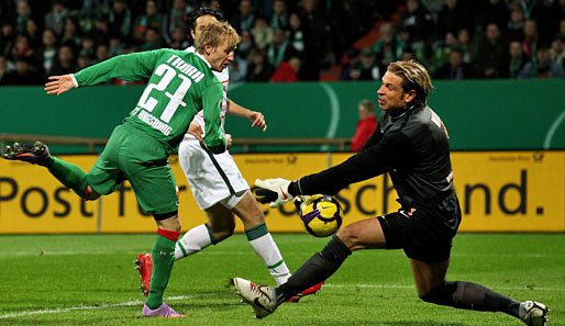 In der zweiten Halbzeit hatte Augsburg dann mehr vom Spiel. FCA-Torjäger Michael Thurk scheiterte aber an Tim Wiese...