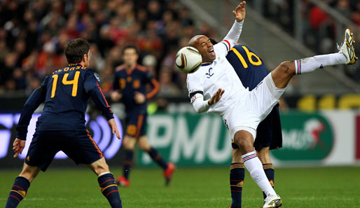 Thierry Henry (r.) machte, wie die gesamte französische Mannschaft, selten eine gute Figur bei der 0:2-Niederlage gegen Spanien.