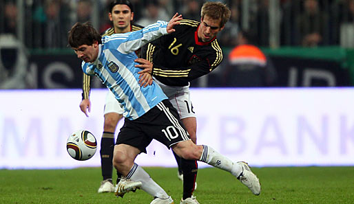 Philipp Lahm (r.) imd Zweikmapf mit Argentiniens Superstar Lionel Messi