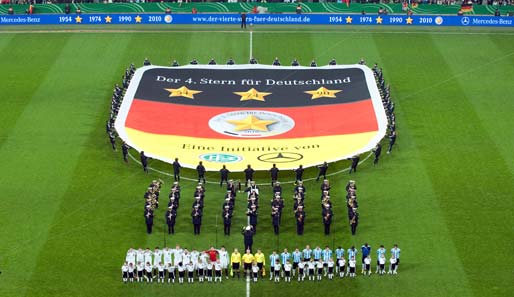 Deutschland - Argentinien 0:1: Die beiden Teams bei den Nationalhymnen. Der DFB und Mercedes-Benz stellten auch ihre Kampagne "Der 4. Stern für Deutschland" vor