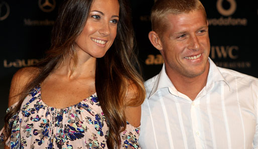 Der Australische Surf-Weltmeister Mick Fanning mit seiner Frau Karissa (Model)