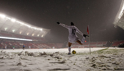 Wintereinbruch in Salt Lake City: Die Damen-Nationalmannschaften der USA und Mexiko müssen sich durch den Schnee pflügen