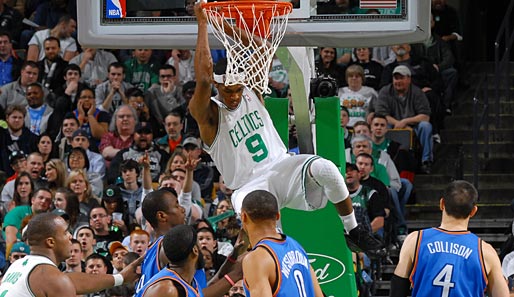 Kleiner Mann ganz groß: Celtics 1,85-Meter-Zwerg Rajon Rondo überspringt die Big Men der Oklahoma City Thunder und schließt in der NBA spektakulär per Dunking ab