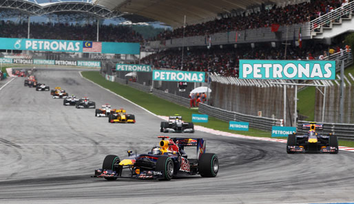 Sebastian Vettel im Red Bull führt das Feld beim Formel-1-Grand-Prix in Malaysia in die nächste Kurve