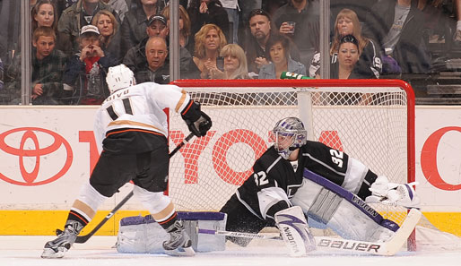 Goalie Jonathan Quick von den LA Kings macht im NHL-Spiel gegen Saku Koivu von den Anaheim Ducks den Butterfly - vergeblich.