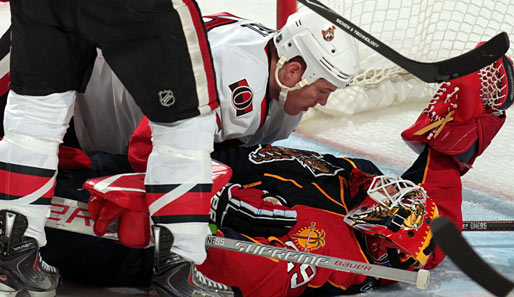 Schau mir in die Augen, Kleiner! Chris Neal (M.) und Tomas Vokoun (r.) kommen sich näher beim NHL-Spiel der Ottawa Senators gegen die Florida Panthers
