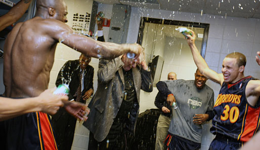Niemand hat mehr: Trainer Don Nelson (M.) feiert NBA-Sieg Nummer 1333. Sein aktuelles Team, die Golden State Warriors, würdigt ihn feuchtfröhlich