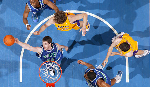 Vogelperspektive beim NBA-Spiel der LA Lakers gegen die Minnesota Timberwolves. Fragt sich wie Fotograf David Sherman in diese aussichtsreiche Lage gekommen ist