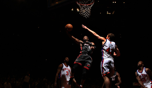Kein Lichtausfall, nur Foto-Spielereien. Obwohl leicht angeschlagen, führt Dwyane Wade (M.) die Miami Heat in der NBA zum Sieg gegen die New York Knicks