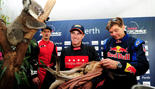 Tierische Unterstützung erhalten Pete McLeod, Matt Hall und Kirby Chambliss (v.l.n.r.) bei der Eröffnung des Red Bull Air Race im australischen Perth