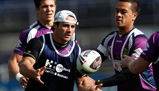 Die Rugby-Mannschaft von Melbourne Storm beim Pass-Training