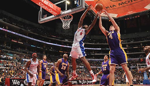Derby-Time in Los Angeles. DeAndre Jordan (l.) von den Clippers duelliert sich mit Luke Walton von den Lakers