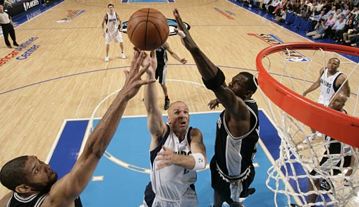 Monsterblock: Antonio McDyess (r.) und Tim Duncan (l.) von den San Antonio Spurs behindern Dallas' Jason Kidd im NBA-Playoff-Spiel im Viertelfinale der Western Conference
