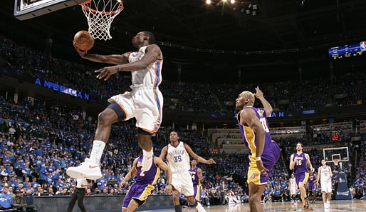 Jeff Green (l.) von den Oklahoma City Thunder hebt ab zum Korb beim Playoff-Spiel gegen die L.A. Lakers