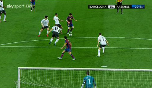 So kommt der Ball wieder zu Messi. Der nun freien Weg zum Tor hat