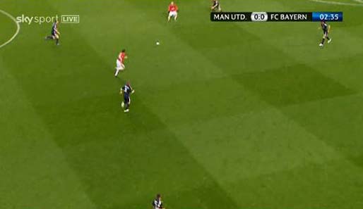 Der grauenvolle Auftakt des Spiels. Rafael spielt von rechts einen Ball auf Rooney