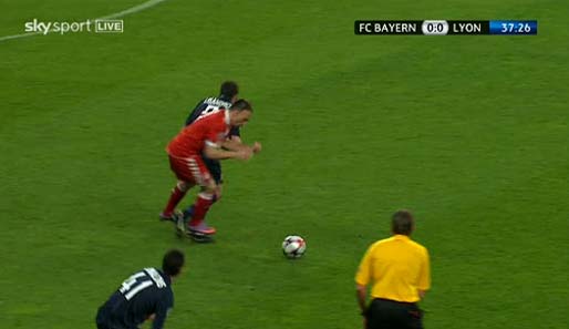 Bayerns Linksaußen tritt seinem Gegenspieler mit den Stollen auf den Knöchel