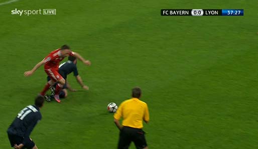 Erst spät zieht Ribery den Fuß wieder zurück, Lisandro geht mit schmerzverzerrtem Gesicht zu Boden