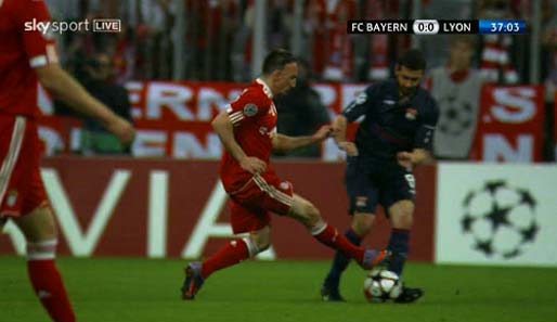 Schmerzhafte Kamera-Einstellung: Der Ball ist weg, Ribery noch in voller Bewegung