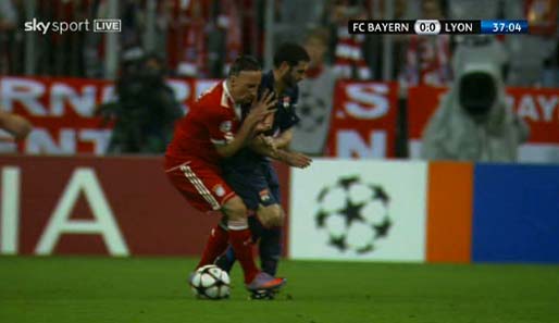 Lisandro knickt mit den linken Fuß um, Ribery steht mit einem Großteil seines Gewichtes auf dem Knöchel des Lyon-Stürmers