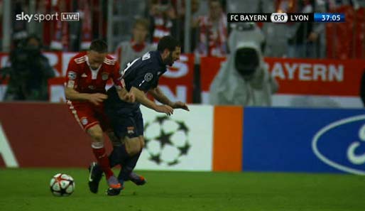 Lisandro geht zu Boden, Ribery zieht seinen Fuß wieder zurück