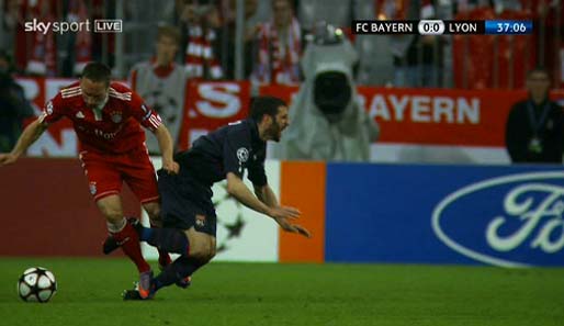 Auch Ribery fällt beim Versuch, seinen Fuß zurückzuziehen