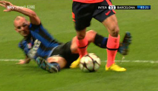 Sneijder klemmt den rechten Fuß des Barca-Verteidigers ein und trifft ihn wohl auch an der linken Wade