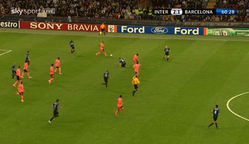 Die Katalanen sind in der Defensive komplett ungeordent und Inter hat noch drei Mann vor dem Ball