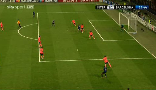 Inter war aber nicht lange geschockt und schlug zurück. Eto'o hat viel Platz und spielt den Ball flach zur Mitte