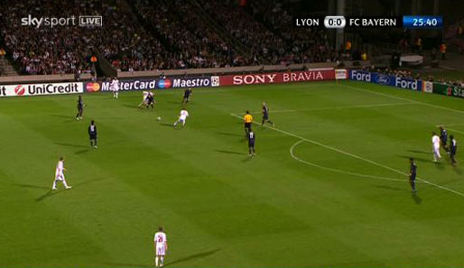 Müller spielt den Ball quer auf Robben und nimmt sofort Fahrt Richtung Strafraum auf