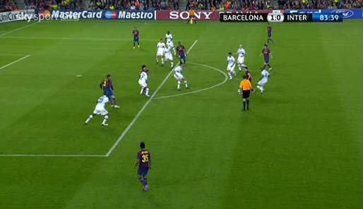 Das 1:0 für Barcelona enstand folgendermaßen: Xavi steckt den Ball Richtung Pique durch