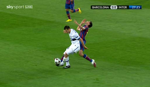 Der Barca-Spieler wird getroffen und geht zu Boden