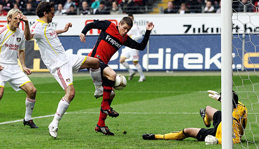 Eintracht Frankfurt - Bayer Leverkusen 3:2: Manuel Friedrich (2.v.l.) wird von Sebastian Jung am Torschuss gehindert
