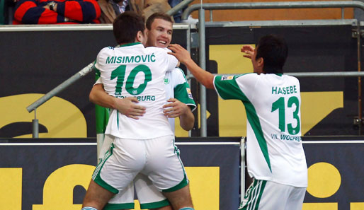 VfL Wolfsburg - Werder Bremen 2:4: Edin Dzeko (M.) besorgte in der 18. Minute den passenden Einstand für den VfL, als er freistehend vor Tim Wiese souverän einschob