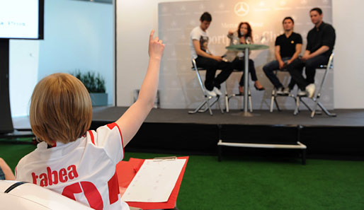 Kids ask Pros - Kinderpressekonferenz mit Spielern des VfB Stuttgart bei Mercedes-Benz