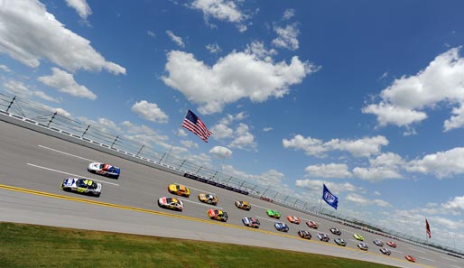 Jimmie Johnson und Matt Kenseth führen das Feld bei der NASCAR Sprint Cup Series auf dem Talladega Superspeedway an