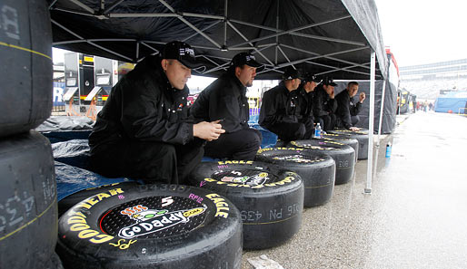 NASCAR in Fort Worth: Die Mechaniker mussten sich am Sonntag die Langeweile vertreiben. Wegen Regens wurde das Rennen auf Montag verschoben