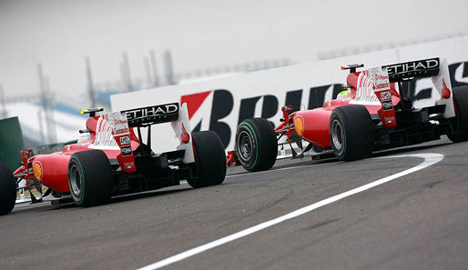 Frechheit siegt: Fernando Alonso überholte Ferrari-Kollege Felipe Massa bei der Boxeneinfahrt und verschaffte sich so einen entscheidenden Vorteil