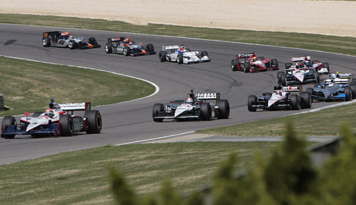 Der Höhepunkt des Motorsport-Wochenendes in Alabama: Das Indycar-Rennen. Hier führt Dan Wheldon ein eng gedrängtes Teilnehmerfeld an