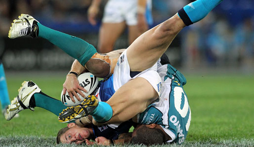 Quizfrage: Welches Bein gehört zu welchem Spieler? Ashley Harrison (l.) vom Rugby-Team Gold Coast Titans ist eins mit seinem Gegenspieler
