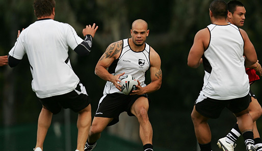 Ab durch die Mitte: Sam Rapira (2. v. l.) beim Training der New Zealand Kiwis