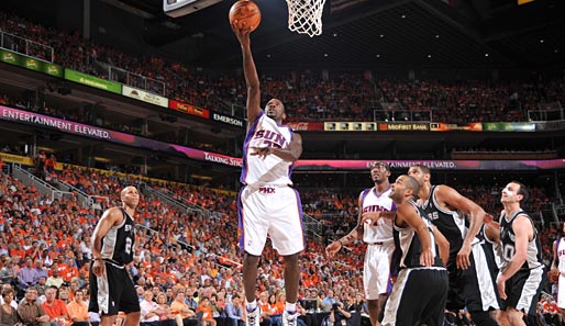 Ignition: Jason Richardson (2. v. l.) hebt ab zum Korb im NBA-Playoff-Spiel seiner Phoenix Suns gegen die San Antonio Spurs