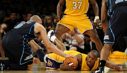 "Nein, du kriegst ihn nicht", denkt sich NBA-Profi Kobe Bryant und hält nicht nur den Ball, sondern auch den Sieg der Lakers gegen Utah Jazz fest in den Händen