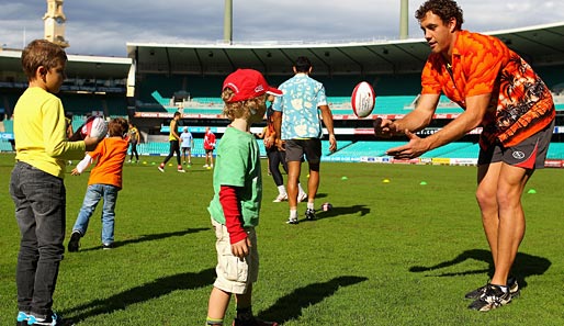 Sport für Groß und Klein: Australian Footballer Shane Mumford hat neben seinem Training noch Zeit, den Nachwuchs in Sydney an seinen Sport heranzuführen