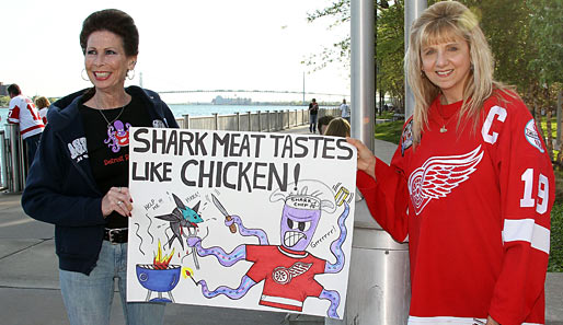 "Haifleisch schmeckt wie Hühnchen" - die Fans der Detroit Red Wings ziehen alle Register, um ihrem Team in den Playoffs zu helfen. Doch Detroit verlor erneut gegen die Sharks