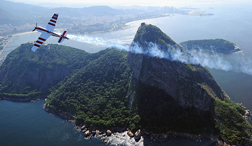 Atemberaubendes Panorama beim Red Bull Air Race in Brasilien. Paul Bonhomme fliegt über den Sugar Loaf Mountain - hat aber leider keine Zeit für die Landschaft