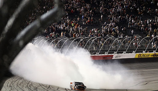 Contra CO2 ist nichts für Gewinner: Denny Hamlin hält beim Feiern seines Erfolgs bei der NASCAR Sprint-Cup-Serie nur wenig von Umweltschutz