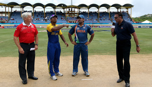 Münzwurf beim Cricket-Match zwischen Indien und Sri Lanka: Begleitet vom Field-Reporter und vom Offiziellen in Rot. Das Zuschauerinteresse hat Steigerungspotenzial