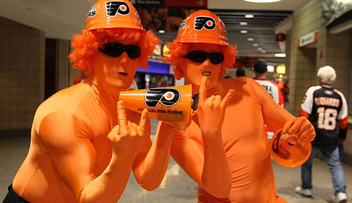Das Outfit ist vielleicht gewöhnungsbedürftig, doch die Freude der Flyers-Fans über den Sieg Philadelphias im NHL-Conference-Finale steckt an