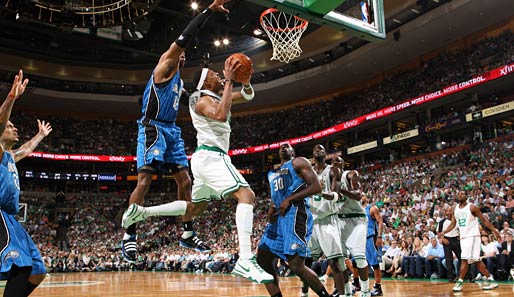 Paul Pierce (r.) von den Boston Celtics hebt ab zum Korb. Dwight Howard (l.) fliegt mit beim NBA-Playoff-Spiel der Boston Celtics gegen die Orlando Magic